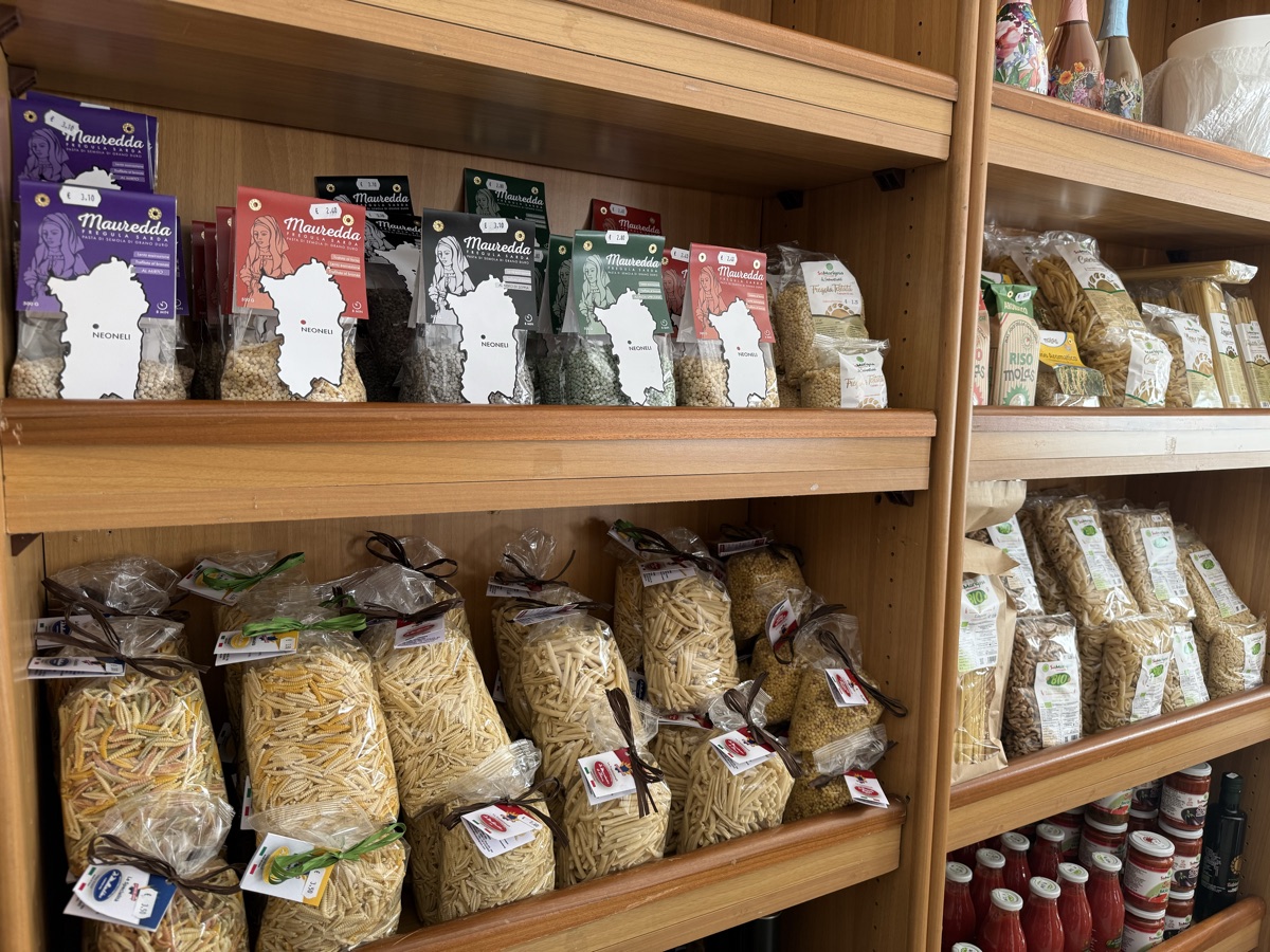 Prodotti tipici sardi — formaggi, salumi, conserve e dolci da Amistade Vineria